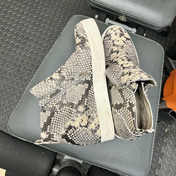 Steve MaddenSnakeskin Pattern Women's Ankle wedged Boots - Picture 2 of 7